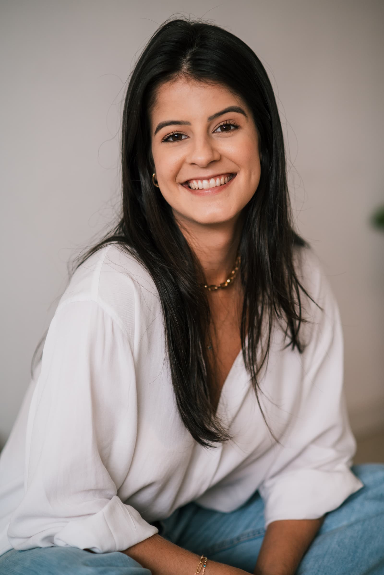 Marianna Agendes, nutricionista em Florianópolis, sorrindo enquanto trabalha